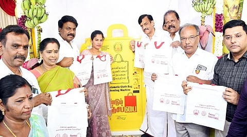 பிளாஸ்டிக் பைகளுக்கு மாற்றாக துணிப்பைகளை பயன்படுத்த பொதுமக்களிடம் விழிப்புணர்வை ஏற்படுத்தும் விதமாக. சென்னை எம்எம்டிஏ காலனி பிரதான சாலையில் தானியங்கி துணிப்பை விற்பனை இயந்திரத்தின் பயன்பாட்டை மேயர் பிரியா நேற்று தொடங்கி வைத்தார்.  | படம்: எஸ்.சத்தியசீலன் |