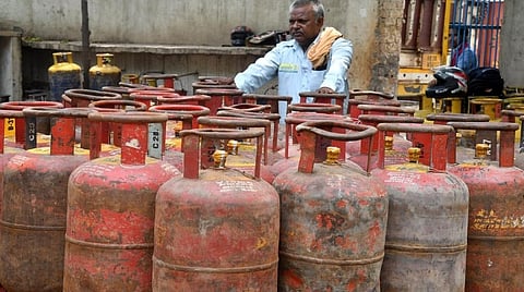 எரிவாயு நிறுவனங்களில் இந்தியில் மட்டுமே வாடிக்கையாளர் சேவை வழங்குவது நவீன வகை இந்தி திணிப்பு: அன்புமணி, ஜவாஹிருல்லா கண்டனம்