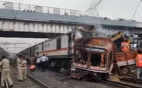மகாராஷ்டிராவில் மும்பை - அமராவதி எக்ஸ்பிரஸ் ரயில் மீது லாரி மோதி விபத்து