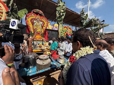 புதுச்சேரி மாசிமக தீர்த்தவாரி - நூற்றுக்கணக்கான உற்சவமூர்த்திகளை தரிசிக்க குவிந்த மக்கள்!