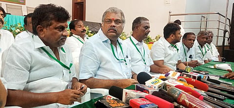 நாமக்கல்லில் தமாகா தலைவர் ஜி.கே.வாசன் செய்தியாளர்களுக்கு பேட்டியளித்தார்.