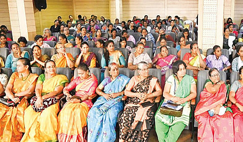 `இந்து தமிழ் திசை' நாளிதழின் ‘பெண் இன்று' சார்பில் சென்னை, வடபழனியில் உள்ள எஸ்ஆர்எம் பல்கலைக்கழக வளாகத்தில் நேற்று நடைபெற்ற மகளிர் திருவிழாவில் பங்கேற்ற வாசகிகளின் ஒரு பகுதியினர். | படங்கள் : ம.பிரபு |