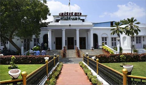 புதிய மதுபான ஆலைகளுக்கு எதிர்ப்பு - புதுவை சட்டப்பேரவையில் காங்கிரஸ் வெளிநடப்பு