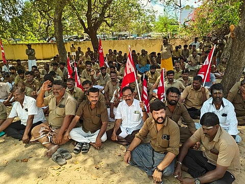 ராமேசுவரம்  வட்டாச்சியர் அலுவலகத்தில் நடைபெற்ற ஆட்டோ ஓட்டுநர்களின் காத்திருப்பு போராட்டம்