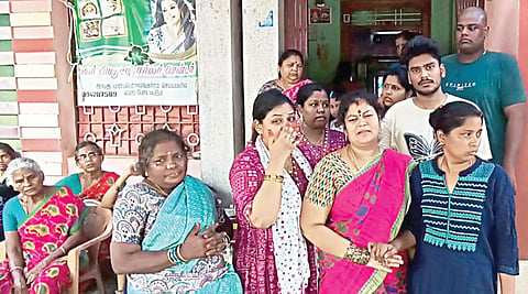 சேகர்பாபுவின் கருத்துக்கு திருச்செந்தூர் கோயிலில் இறந்த பக்தரின் குடும்பம் மறுப்பு: தங்களை வேதனைப்படுத்துவதாக குமுறல்