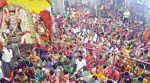 திருப்பரங்குன்றம் கோயிலில் நேற்று நடைபெற்ற திருக்கல்யாண உற்சவத்தில் பங்கேற்ற பக்தர்கள். (உள்படம்) சிறப்பு அலங்காரத்தில் சுப்பிரமணிய சுவாமி, தெய்வானை அம்மன். படங்கள்: எஸ்.கிருஷ்ணமூர்த்தி