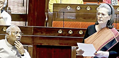 100 நாள் வேலை திட்டத்தை திட்டமிட்டு பலவீனப்படுத்தும் பாஜக அரசு: சோனியா காந்தி குற்றச்சாட்டு