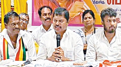 தமிழ்நாடு விவசாயிகள் - தொழிலாளர்கள் கட்சி மற்றும் தமிழக கட்டிடத் தொழிலாளர்கள் மத்திய சங்கத்தின் மாநில செயற்குழுக் கூட்டத்தில், கட்சியின் தலைவர் பொன்குமார் உரையாற்றினார். உடன் நிர்வாகிகள். | படம்: ம.பிரபு |