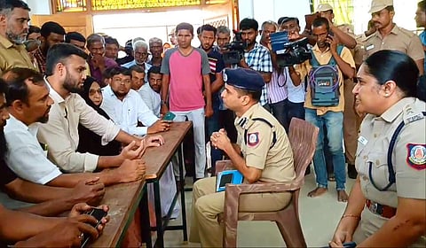 ஜாகிர் உசேன் உறவினர்களிடம் திருநெல்வேலி மாநகர காவல் ஆணையர் சந்தோஷ் ஹாதிமணி, துணை ஆணையர் கீதா பேச்சுவார்த்தை நடத்தினர்.