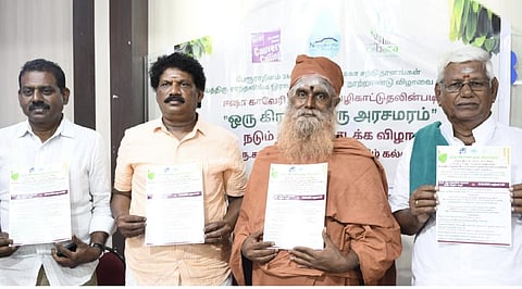 கோவையில் இன்று செய்தியாளர்களிடம் பேசிய பேரூர் ஆதினம் சாந்தலிங்க மருதாசல அடிகளார். அருகில், காவேரி கூக்குரல் இயக்கத்தின் ஒருங்கிணைப்பாளர் தமிழ்மாறன் உள்ளிட்டோர். | படம்: ஜெ.மனோகரன் 