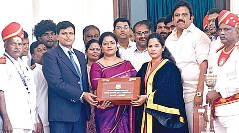 சென்னை மாநகராட்சியின் நிதிநிலை அறிக்கையை மேயர் ஆர்.பிரியா சென்னை ரிப்பன் மாளிகையில் நேற்று தாக்கல் செய்தார். துணைமேயர் மகேஷ்குமார், மாநகராட்சி ஆணையர் குமரகுருபரன் மற்றும் நிலைக்குழுத் தலைவர் சர்பஜெயாதாஸ் உள்ளிட்டோர் உடனிருந்தனர். | படம்: ம.பிரபு |