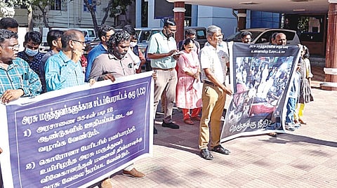 அரசு மருத்துவமனைகளில் நோயாளிகளின் எண்ணிக்கைக்கு ஏற்ப மருத்துவர்கள், செவிலியர்கள் நியமனம் செய்யப்பட வேண்டும் என்பது உள்ளிட்ட பல்வேறு கோரிக்கைகளை வலியுறுத்தி, கீழ்ப்பாக்கத்தில் உள்ள மருத்துவக் கல்வி மற்றும் ஆராய்ச்சி இயக்குநரகத்தில் போராட்டத்தில் ஈடுபட்ட அரசு மருத்துவர்கள்.