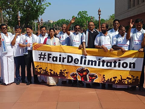 கண்டன வாசகத்துடன் டி ஷர்ட் - திமுக எம்.பி.க்களின் செயலால் நாடாளுமன்ற இரு அவைகளும் ஒத்திவைப்பு