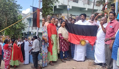உயர் நீதிமன்ற உத்தரவுப்படி மதுரையில் திமுக கொடிக் கம்பத்தை அகற்றிய அக்கட்சி நிர்வாகிகள்