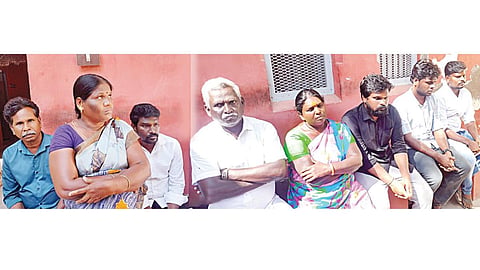 ரயில்வே ஊழியர் கொலை வழக்கில் ஆயுள் தண்டனை விதிக்கப்பட்ட (இடமிருந்து)  ரவிச்சந்திரன், கலா, அகிலன், குருசாமி, வளர்மதி, கபிலன், அரவிந்தன், பவித்திரன்.