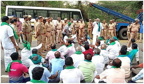 பெரியாறு அணையில் பராமரிப்பு பணிகள் கோரி கேரளா நோக்கி விவசாயிகள் பேரணி - தடுத்து நிறுத்திய போலீஸார்