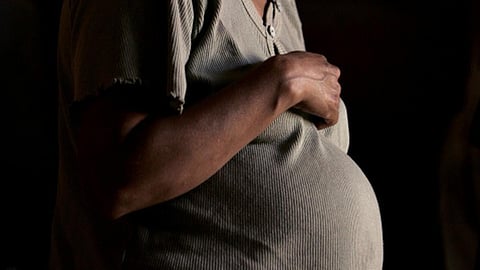 பேறுகால விடுப்பு மறுக்கப்பட்ட நீதிமன்ற பெண் ஊழியருக்கு ரூ.1 லட்சம் இழப்பீடு வழங்க ஐகோர்ட் உத்தரவு