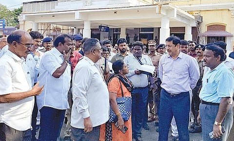 தஞ்சாவூர் ரயில் நிலையத்தில் வளர்ச்சிப் பணிகளை நேற்று ஆய்வு செய்த தெற்கு ரயில்வே பொது மேலாளர் ஆர்.என்.சிங்.