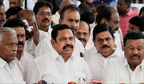 சட்டப்பேரவை வளாகத்தில் எதிர்க்கட்சித் தலைவர் எடப்பாடி பழனிசாமி செய்தியாளர்களைச் சந்தித்தார் | படம்: எம்.வேதன்