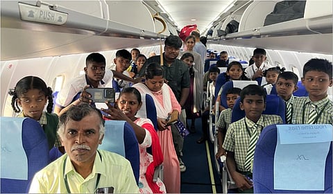 தூத்துக்குடியில் இருந்து சென்னைக்கு விமானத்தில் வந்த அரசு உதவிபெறும் பள்ளி மாணவர்கள்