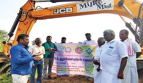 வரவணை ஊராட்சி பகுதியில் பாப்பான் குளம் தூர் வாரும் பணிகளை  தொடங்கி வைத்த நரேந்திரன்.