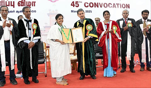 கோவை தமிழ்நாடு வேளாண்மை பல்கலைக்கழக  பட்டமளிப்பு விழாவில் மாணவிக்கு பட்ட சான்றிதழை வழங்கிய ஆளுநர் ஆர்.என்.ரவி | படம்: ஜெ.மனோகரன்.