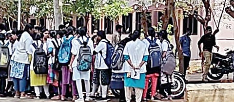 சிவகங்கை அரசு மருத்​து​வக் கல்​லூரி​யில் பெண் பயிற்சி மருத்​து​வர் மீதான அத்​து​மீறலைக் கண்​டித்​து, பணி​யைப் புறக்​கணித்​துப்​ போ​ராட்​டத்​தில்​ ஈடு​பட்​ட பயிற்​சி மருத்​துவர்கள்.
