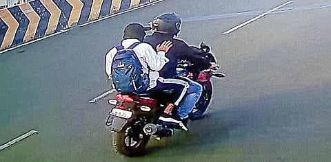 நகை பறித்துவிட்டு பைக்கில் தப்பிச் செல்லும் உத்தரப்பிரதேச கொள்ளையர்களின் சிசிடிவி காட்சி பதிவு.