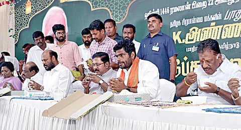 தமிழக பாஜக சார்பில் இஃப்தார் நோன்பு திறப்பு நிகழ்ச்சி நேற்று நடைபெற்றது. இதில், மாநில தலைவர் அண்ணாமலை, முன்னாள் ஆளுநர் தமிழிசை, முன்னாள் முதல்வர் ஓ.பன்னீர்செல்வம், பாமக செய்தித் தொடர்பாளர் கே.பாலு, தமாகா பொதுச்செயலாளர் முனவர் பாஷா, அமமுக பொதுச்செயலாளர் டிடிவி தினகரன், புதிய நீதி கட்சித் தலைவர் ஏ.சி.சண்முகம், ஐஜேகே தலைவர் ரவிபச்சமுத்து, உள்ளிட்டோர் பங்கேற்றனர்.படம்: ம.பிரபு