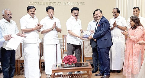 தமிழ் - இந்தோ- ஐரோப்பிய மொழிகளின் வேர்ச்சொல் ஒப்பீட்டு அகராதி நூல்களை முதல்வர் வெளியிட்டார்