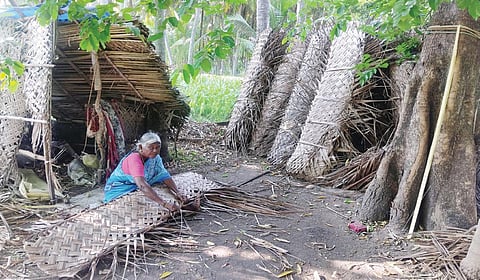 போச்சம்பள்ளி அருகே அகரம் கிராமத்தில் தென்னங்கீற்று முடையும் பணியில் ஈடுபட்டுள்ள பெண்.