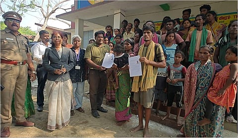  பூந்தமல்லி அருகே தனியார் செங்கல் சூளையில் கொத்தடிமைகளாக பணிபுரிந்த 48 பேரை அதிகாரிகள் மீட்டனர்.