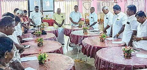 வவுனியாவில் நடந்த தமிழக - இலங்கை மீனவர்கள் ஆலோசனைக் கூட்டத்தில், கடலில் இறந்த மீனவர்களுக்கு அஞ்சலி செலுத்திய மீனவர் சங்கப் பிரதிநிதிகள்.