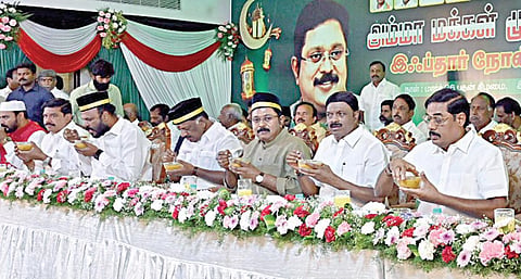 அமமுக சார்பில் இஃப்தார் நோன்பு திறப்பு நிகழ்ச்சி, சென்னையில் நேற்று நடைபெற்றது. இதில், கட்சியின் பொதுச் செயலாளர் டிடிவி தினகரன், முன்னாள் முதல்வர் ஓ.பன்னீர்செல்வம், பாஜக மாநில துணைத்தலைவர் கரு.நாக ராஜன், ஐஜேகே தலைவர் ரவி பச்சமுத்து, புதிய நீதி கட்சி ஏ.சி.சண்முகம் பங்கேற்றனர்.படம்: எஸ்.சத்தியசீலன்