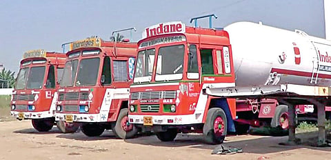 போராட்டம் காரணமாக நாமக்கல்லில் உள்ள தென்மண்டல எரிவாயு டேங்கர் லாரி உரிமையாளர்கள் சங்க வளாகத்தில் நிறுத்தி வைக்கப்பட்டுள்ள டேங்கர் லாரிகள்.