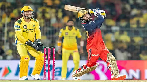 கேட்ச்களை மிஸ் செய்த சிஎஸ்கே வீரர்கள்: ஆர்சிபி 196 ரன்கள் குவிப்பு | CSK vs RCB
