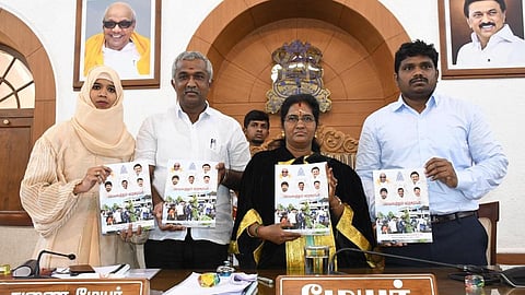 கோவை மாநகராட்சி பிரதான அலுவலகத்தில் நடந்த பட்ஜெட் கூட்டத்தில், பட்ஜெட் அறிக்கையை வெளியிட்ட மேயர் கா.ரங்கநாயகி. அருகில், ஆணையர் மா.சிவகுரு பிரபாகரன், துணை மேயர் ரா.வெற்றிச்செல்வன், நிதிக்குழு தலைவர் முபசீரா. படம்: ஜெ.மனோகரன் 