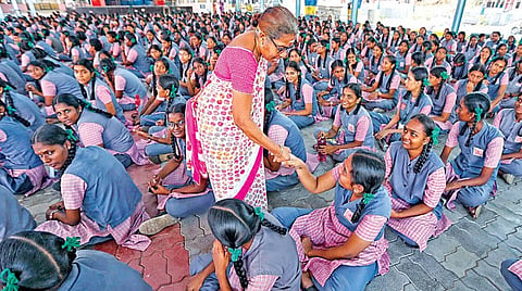 சென்னை அசோக் நகர் அரசு பெண்கள் மேல்நிலைப் பள்ளியில் 10-ம் வகுப்பு
தேர்வு எழுதும் மாணவிகளுக்கு வாழ்த்து கூறும் ஆசிரியை. படம்: ம.பிரபு