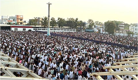 ரம்ஜான் பண்டிகையை ஒட்டி கோவை குனியமுத்தூர் ஆயிஷா மகாலில் சிறப்புத் தொழுகையில் ஈடுப்பட்ட ஜாக் அமைப்பினர். படங்கள்: ஜெ மனோகரன்