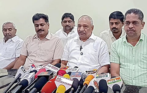 நாமக்கல்​லில் நேற்று நடை​பெற்ற தென் மண்டல எல்​பிஜி காஸ் டேங்கர் லாரி உரிமை​யாளர்கள் சங்க கூட்டத்துக்குப் பிறகு செய்​தி​யாளர்களை சந்தித்த சங்கத்தின் தலை​வர் சுந்​தர​ராஜன்.