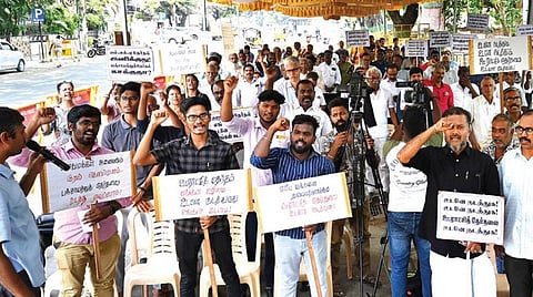 ஊரக உள்ளாட்சி தேர்தல்களை உடனடியாக நடத்தக் கோரி, தன்னாட்சி, அறப்போர், மக்களின் குரல் உள்ளிட்ட இயக்கங்கள் சார்பில் நேற்று சென்னை எழும்பூர் ராஜரத்தினம் மைதானம் அருகே உண்ணாவிரத போராட்டம் நடைபெற்றது. 
| படம்: எஸ்.சத்தியசீலன் |