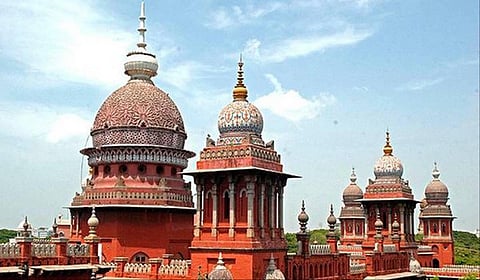 அறக்கட்டளையின் 4 ஏக்கர் நில விவகாரத்தில் அதிகாரிகள் குளறுபடி: திருப்பூர் டிஆர்ஓ விசாரணைக்கு ஐகோர்ட் உத்தரவு