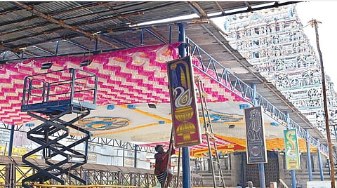 சென்னை, மயிலாப்பூர் கபாலீஸ்வரர் கோயில் பங்குனி திருவிழா ஏப்.3-ம் தேதி கொடியேற்றத்துடன் தொடங்குகிறது. இதையொட்டி கோயில் நுழைவாயிலில் பந்தல், அலங்கார விளக்குகள் அமைக்கும் பணி நடைபெற்று வருகிறது. | படம்: எஸ்.சத்தியசீலன் |