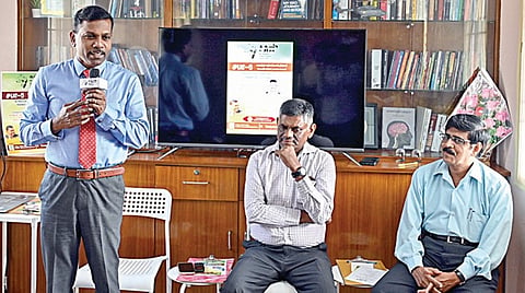 கலாம் சபா நூலகம் வழிகாட்டி மையம் சார்பில், ‘கடலோரக் காவல் படையும், வேலைவாய்ப்புகளும்’ என்ற தலைப்பில் மாணவர்களுக்கான வழிகாட்டி நிகழ்ச்சி நடைபெற்றது. இதில், பங்கேற்ற கலாம் சபா நிறுவனர் ராணுவ விஞ்ஞானி வி.டில்லி பாபு, ஓய்வுபெற்ற இந்தியக் கடலோர காவல்படை அதிகாரி நா.சோமசுந்தரம், ‘ஆளுமை சிற்பி’ மாத இதழின் ஆசிரியர் முனைவர் மெ.ஞானசேகர். | படம்: எஸ்.சத்தியசீலன் |
