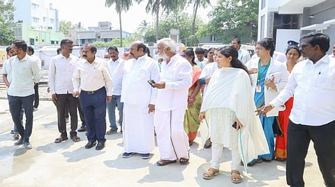கொளத்தூர் பெரியார் மருத்துவமனையில் அமைச்சர் வேலு ஆய்வு: நோயாளிகளிடம் சிகிச்சை குறித்து கேட்டறிந்தார்