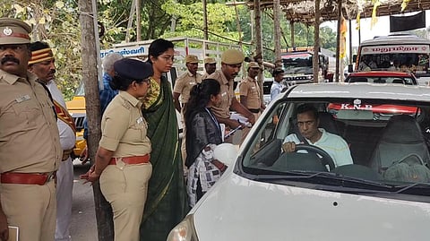 கல்லாறு சோதனைச்சாவடியில் சுற்றுலா வாகனங்கள் இ-பாஸ் பதிவினை ஆய்வு செய்த நீலகிரி மாவட்ட ஆட்சியர் லட்சுமி பவ்யா தண்ணீரு, மாவட்ட காவல் கண்காணிப்பாளர் நிஷா.