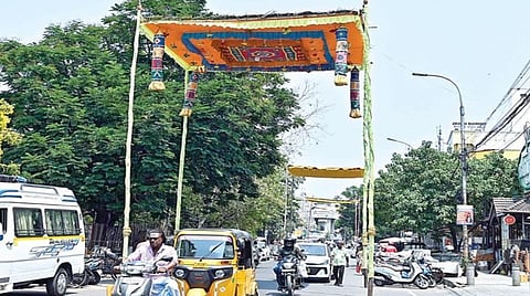 திருவிழாவை முன்னிட்டு சுவாமி வீதி உலா செல்லும் மாடவீதியில் பந்தல்கள் அமைக்கப்பட்டுள்ளன.