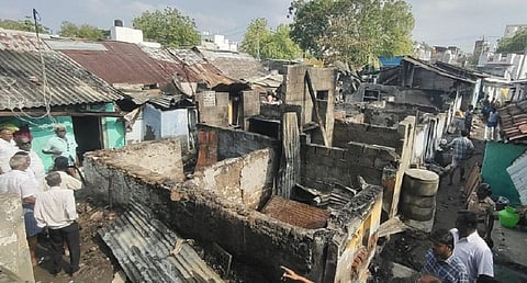 விருதுநகரில் தீ விபத்து - 26 குடிசைகள் எரிந்து சேதம்