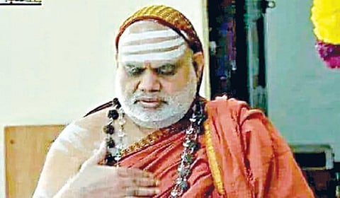 சந்திரமவுலீஸ்வர பூஜை செய்யும் ஸ்ரீ பாரதி தீர்த்த சுவாமிகள்.