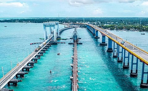 பாம்பன் சாலை, ரயில் பாலங்கள்.
